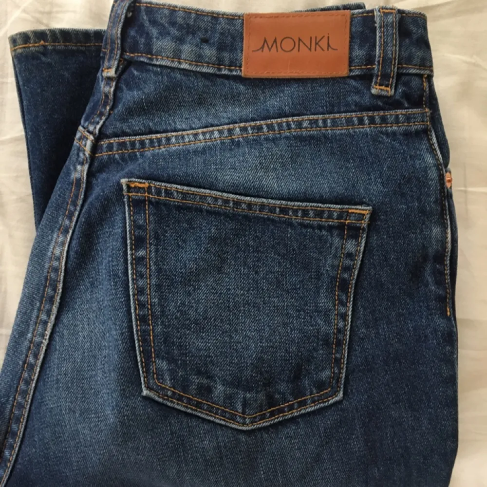 Sparsamt använda bootcut jeans från Monki i lite 70-talsstuk :-). Jeans & Byxor.