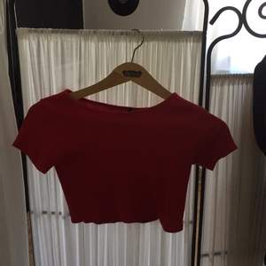 Röd croppad tröja! Tyvärr alldeles för kort för mig, men är jättesnygg tillsammans med ett par high waist jeans eller kjol. ❤️ Köparen står för frakt, kan mötas upp i Östersund