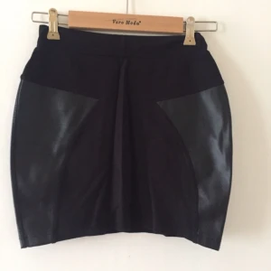  - Kort kjol med skinndetaljer, köpt på MQ