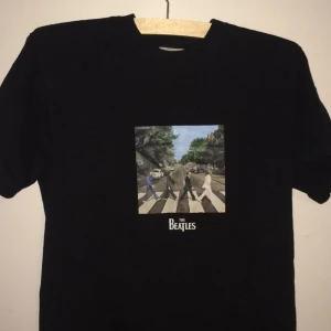  - Fin the Beatles t-shirt som e ganska stor i storleken. Knappt använd