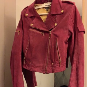  - Ceriserosa mockajacka från märket MISSION inköpt på Raglady by Tara.  Storlek XS. Köparen står för frakt kostnaden🌸