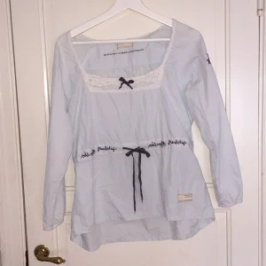  - Ljusblå odd molly blus i storlek 3 (vilket motsvararM/ L). Säljer pga för stor storlek.