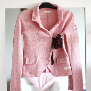  - Supersöt oddmollykofta i storlek 0 (xs). Sparsamt använd och i fint skick men lite nopprig i tyget (se bild 2 & 3) pga tvätt. Köpt för 1299kr. Köpare står för eventuell frakt💖