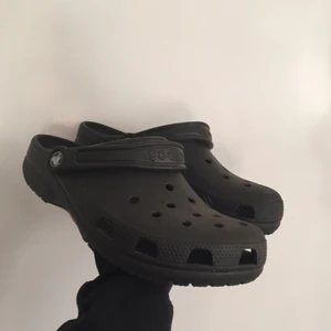  - Helt nya crocs i storlek 42. Använda bara två gånger & färgen är svart. Bra i storlek. Frakt tillkommer på 60 kronor