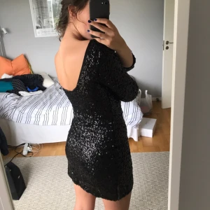  - Festlig svart glitterklänning från Vila!! Passar perfekt på NYÅR eller annan fest 🎉🎉🎉 Använd 1 gång! I grymt skick. Eventuell frakt står köparen för :)