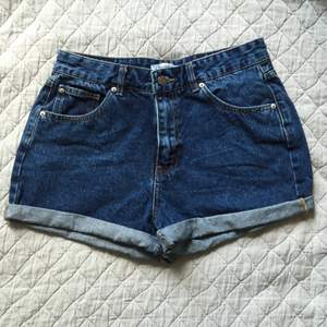 Jeansshorts i storlek 38 från Pull & Bear. Frakt 45 kr (betalas av köparen) 