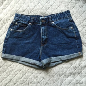  - Jeansshorts i storlek 38 från Pull & Bear. Frakt 45 kr (betalas av köparen) 