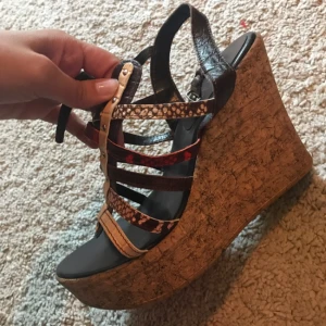  - Fina lätta väldigt bekväma kilklacksskor. 