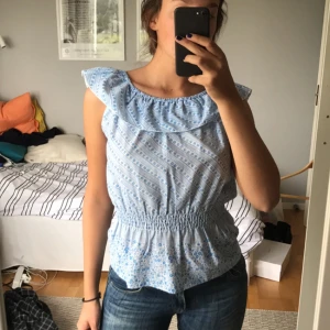  - Fin och skön sommartopp! Köpt i Skåne på en vintageaffär. Står tyvärr inte något märke i den.:) frakt 14kr