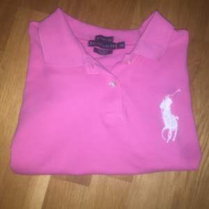 Rosa Ralph Lauren Piké tröja. Står storlek M men den sitter som en XS. Köparen står för frakt kostnaden 🌸