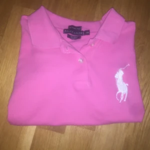  - Rosa Ralph Lauren Piké tröja. Står storlek M men den sitter som en XS. Köparen står för frakt kostnaden 🌸