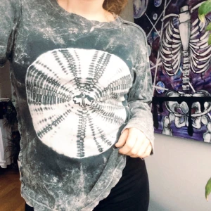  - Skönaste och ballaste tröjan, har varit en favorit men behöver en ny ägare! Lite sliten men det tillför bara känsla 💥💥