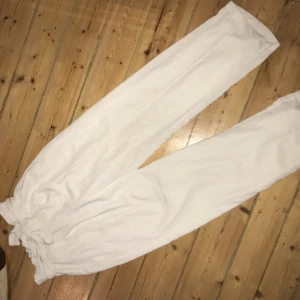  - Kostymbyxor från BIKBOK. Med ett band i midjan som man kan ta av om man vill. Nya och rena . Nypris 399. Frakt 45 kr