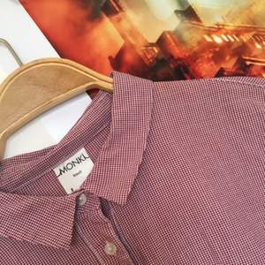 Smårödrutig skjorta från Monki storlek S. Kan mötas upp i stockholm eller skicka mot fraktkostnad. Hör av er vid eventuella frågor! 🌹