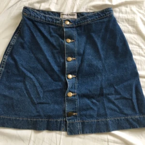 - Klassisk jeanskjol från American apparel! Passar en liten S/36. Skön och mysig! Frakt inkl o pris kan diskuteras! 👖👖👖👖👖