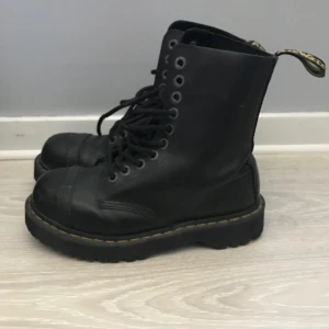  - Dr.martens   Nypris: 1899kr   Kängor med stålhetta  Kom gärna med eget bud också.. frakt tillkommer också!