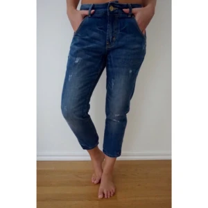  - Byxor från Gina tricot i boyfriend-modell. Passar en med storlek M. Frakt inräknad i priset men priset kan diskuteras.