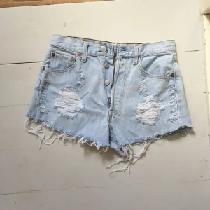  - Shorts, sliten och urtvättad modell. Passar strl XS! Köparen står för frakten 🌸