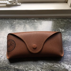  - Äkta ray ban solglasögon (clubmaster.) Köptes för 2 år sedan, nypris 1000kr. Använda fåtal gånger, säljer pga att jag inte använder de längre. Fodral ingår, frakt ingår inte i priset. 