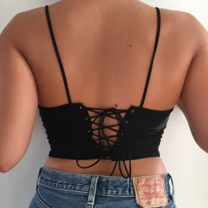  - Fin svart vintage croptop med snörning i ryggen. Elastiskt och tunt material. Frakt på 10kr tillkommer🔥