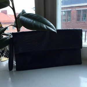  - Superfin clutchväska att både klä upp med en utgångsoutfit, eller låta den lyfta en enkel t-shirt och jeanskväll🥂 köpt i Barcelona! Den är svart med krokodilskinns tryck. Köparen står för frakt🌟