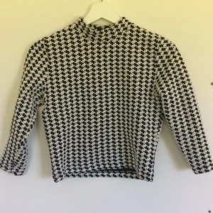  - Kort tröja från bikbok 