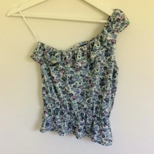  - One-shoulder topp från bikbok!