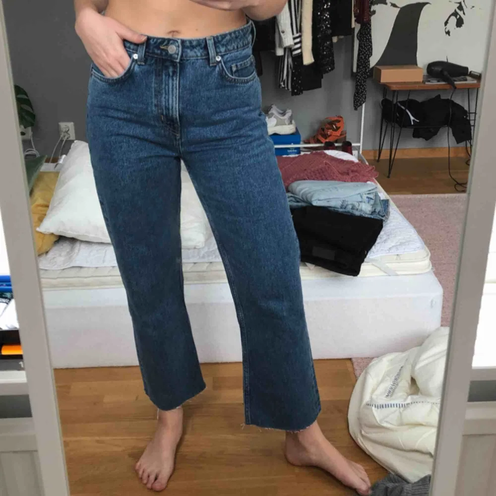 Jättesnygga raka jeans från weekday i storlek 27 som inte kommer till användning, knappt använda! Frakten ingår i priset 🥰. Jeans & Byxor.