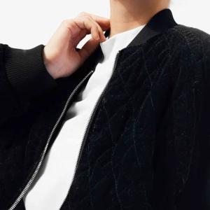  - Bomberjacka i velvet från Weekday typ 2 år sen?? 🤔 Djupt älskad men sparsamt använd. Möts upp i Stockholm eller fraktas 🌹