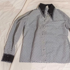  - Vintageskjorta med speciella detaljer