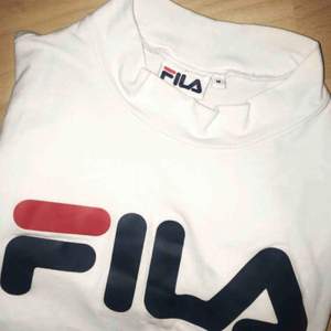 Stretchig t-shirt från FILA med hög krage i storlek M. Använd 2-3 gånger så den är i toppskick! Andra bilden är lånad från Bubbleroom. Köparen betalar frakt på 30 kr. 🌻