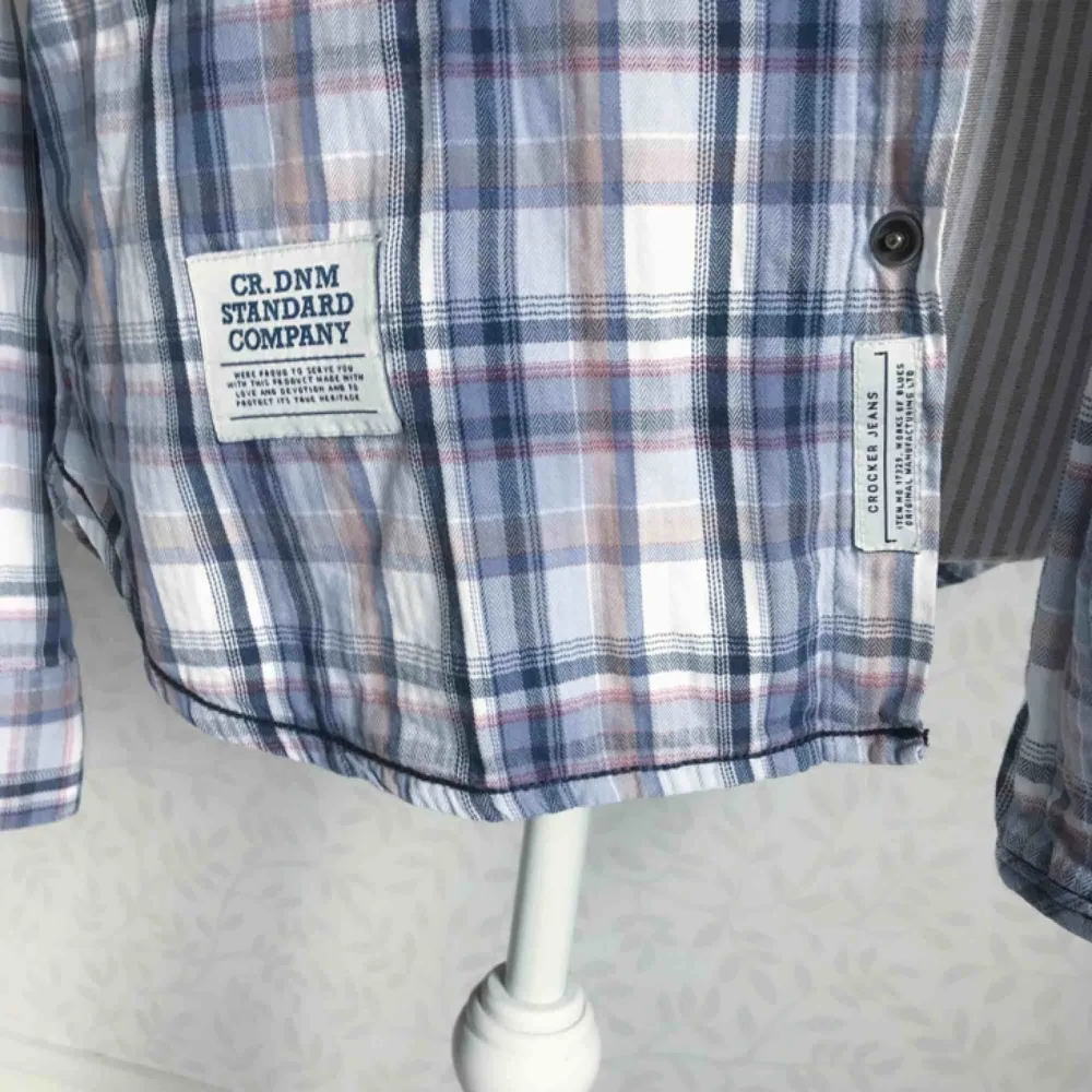 Rutig herrskjorta i blandade färger från Crocker! Fint skick 🌟 frakt på 40 kr tillkommer. Skjortor.