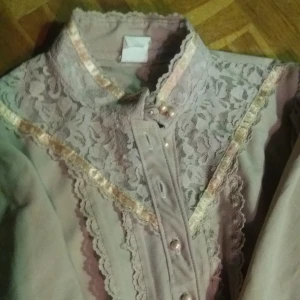  - Viktoriansk-inspirerad klänning. Vintage. Har några lösa trådar men är fortfarande fult användbar. Stl S men en stretchig resår i midjan. 200kr. Skickas mot frakt (50kr).