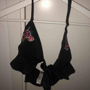 Bikini top från bikbok  med rosor på