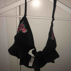  - Bikini top från bikbok  med rosor på