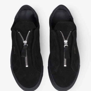 Axel Arigato  - Axel Arigato mocka skor i nyskick. Säljer då jag inte fått användning av dom. Frakt tillkommer.