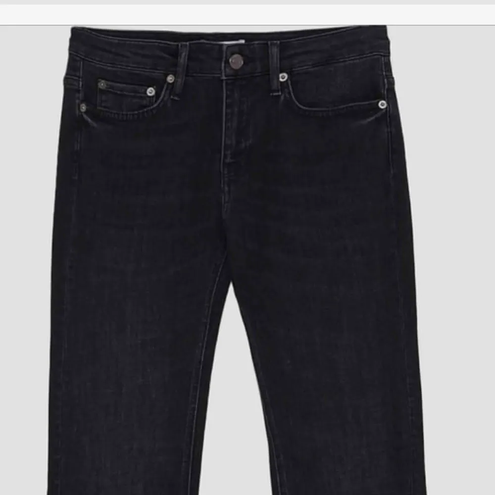 Bootcut jeans från zara. Passar inte mig i storleken därav bilderna från Zaras hemsida. Helt nya aldrig använda då de ej är i min storlek och nypris är 400kr. Medelhög midja. . Jeans & Byxor.
