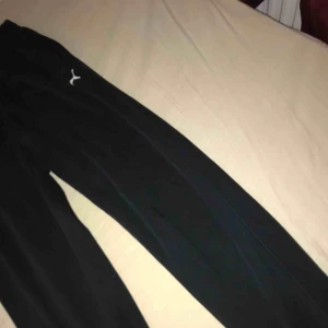  - Puma svarta mjukis.Har ett litet hål som ni ser om ni kollar noga