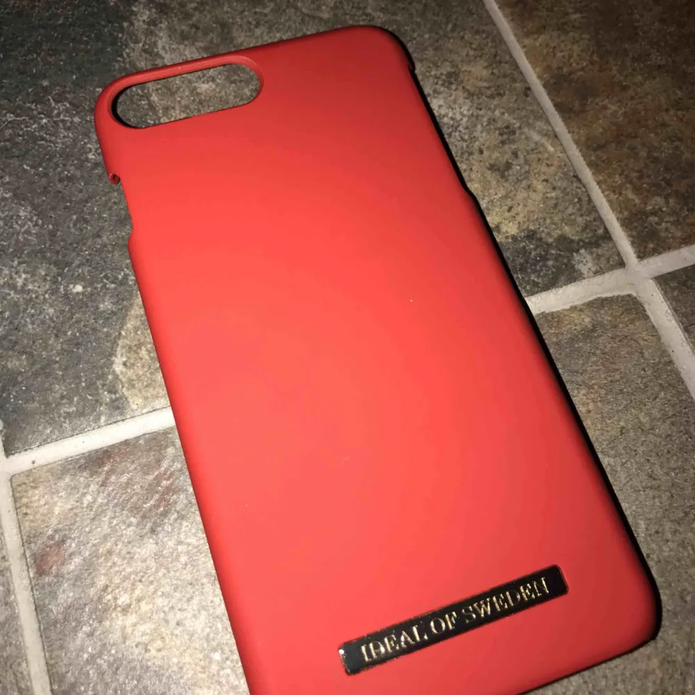 Ett rött, hårt skal från iDeal Of Sweden. Passar för iPhone 7 PLUS och sitter som en smäck! :) . Accessoarer.