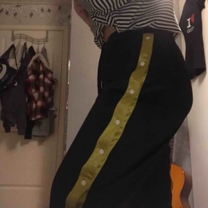  - Säljer mina gamla popper pants!! Snygga att ha till vardags men också sköna att ha hemma! Nypris: ca 500kr Du står för frakten 💞