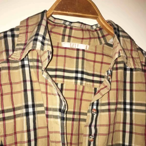  - Grymt skjorta! Står att den är L, väldigt tight då i mina ögon. Passar fint xs-m skulle jag säga. Frakt inkluderat i pris ✨✨✨