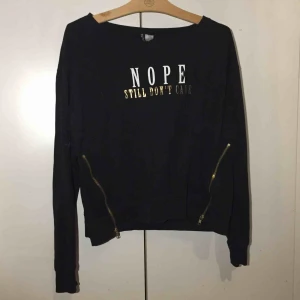  - Snygg tröja med dragkedjordetaljer 