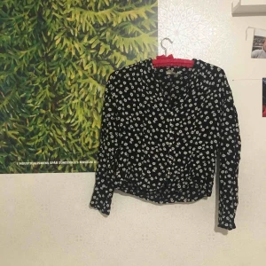  - Köpt här på plick! Inte riktigt hellånga ärmar, åtminstone inte på mig. Finns två band fästa på insidan som går att knyta vid halsen, syntes lite dåligt på bild.