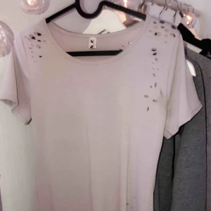  - Lång tröja / klänning som är ripped 