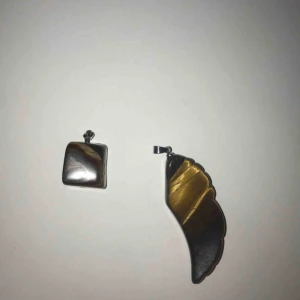  - superfina halsbandsberlocker i tigeröga!! 59kr för båda, frakt inräknat! bra energier och väldigt fina!! 