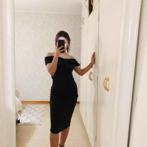  - Knälång klänning från Nelly, använd endast en gång. Frakt ingår