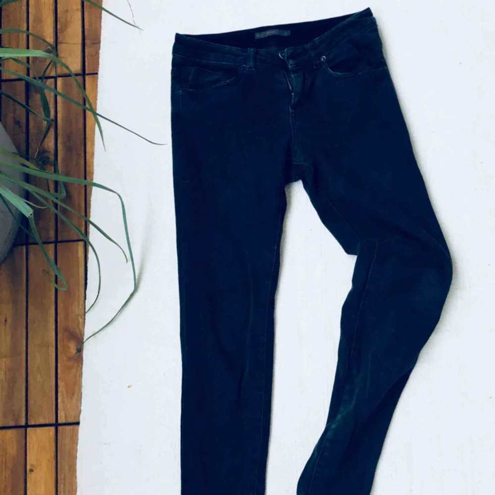 Svarta washed jeans med liten mocka detalj på ena fickan. Använda ca 2 gånger, toppskick. Passar mig som är 36/38. . Jeans & Byxor.