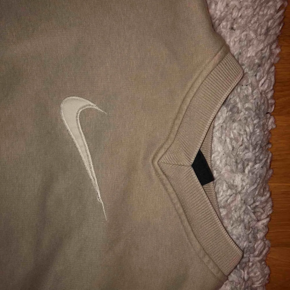 Nice brun färg med Nike logo i vit, storlek M men passar också S :) . Hoodies.