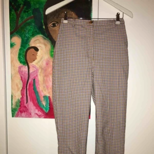  - Säljer dessa rutiga kostymbyxor från Monki, helt nya endast använda 1 gång! Köparen står för frakten;-) 