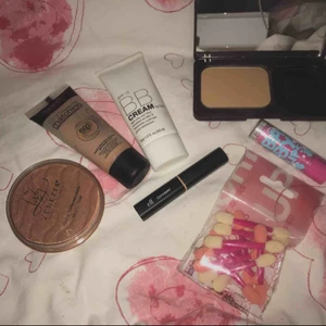  - Smink som endast testats 2-4 gånger,bronzer:25kr, foundation från NYC:40 kr, BB cream:40 kr, e.l.f concealer stick:45 kr, Powder foundation  från”KIKO Milano”:85 kr,babylips i sugar cookie:25 kr,smink borstar 12 st:10 kr, ALLT TILLSAMMANS:175 kr